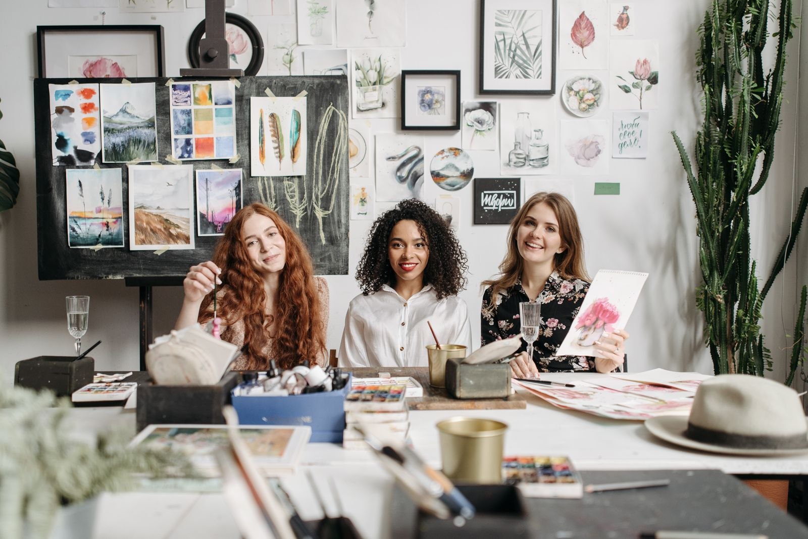Vrouwen in gesprek tijdens een creatieve workshop
